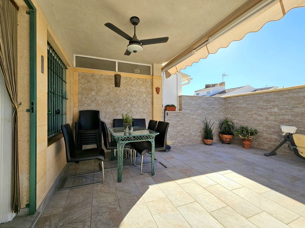 4 soverom Hus til salgs i Torrevieja med svømmebasseng garasje - € 245 000 (Ref: 9419375)