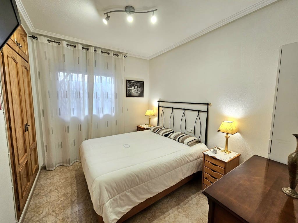 4 soverom Hus til salgs i Torrevieja med svømmebasseng garasje - € 245 000 (Ref: 9419375)