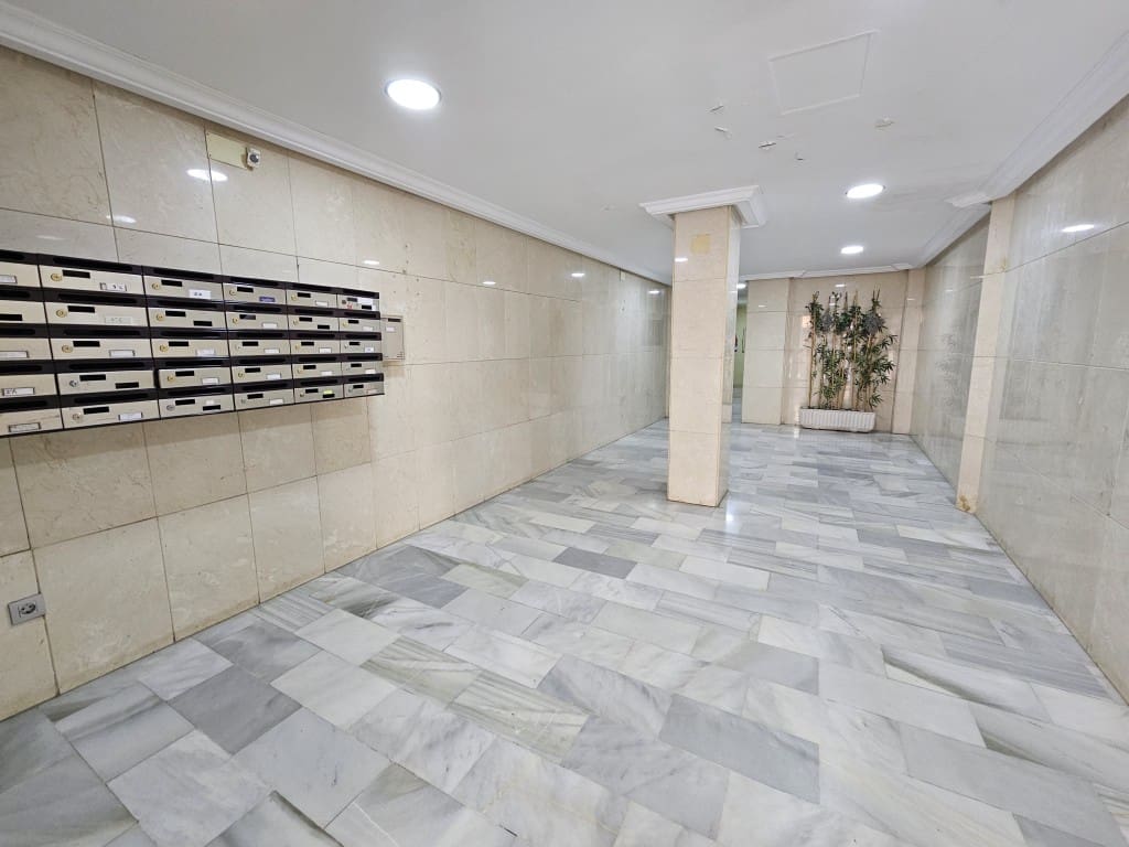 3 bedroom Apartment for rent in Torrevieja - € 1,100 (Ref: 9453132)