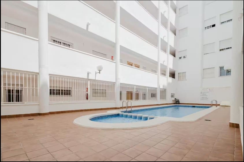 2 slaapkamer Appartement te huur in Torrevieja met zwembad - € 800 (Ref: 9530181)