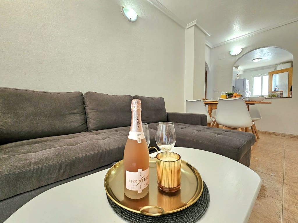 2 slaapkamer Appartement te huur in Torrevieja met zwembad - € 800 (Ref: 9530181)