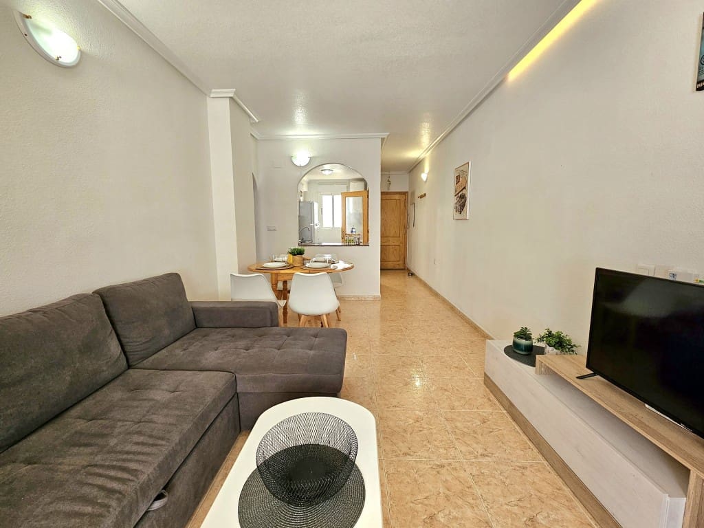 2 slaapkamer Appartement te huur in Torrevieja met zwembad - € 800 (Ref: 9530181)