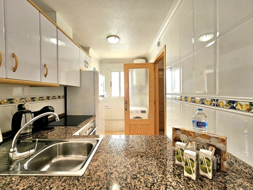 2 slaapkamer Appartement te huur in Torrevieja met zwembad - € 800 (Ref: 9530181)