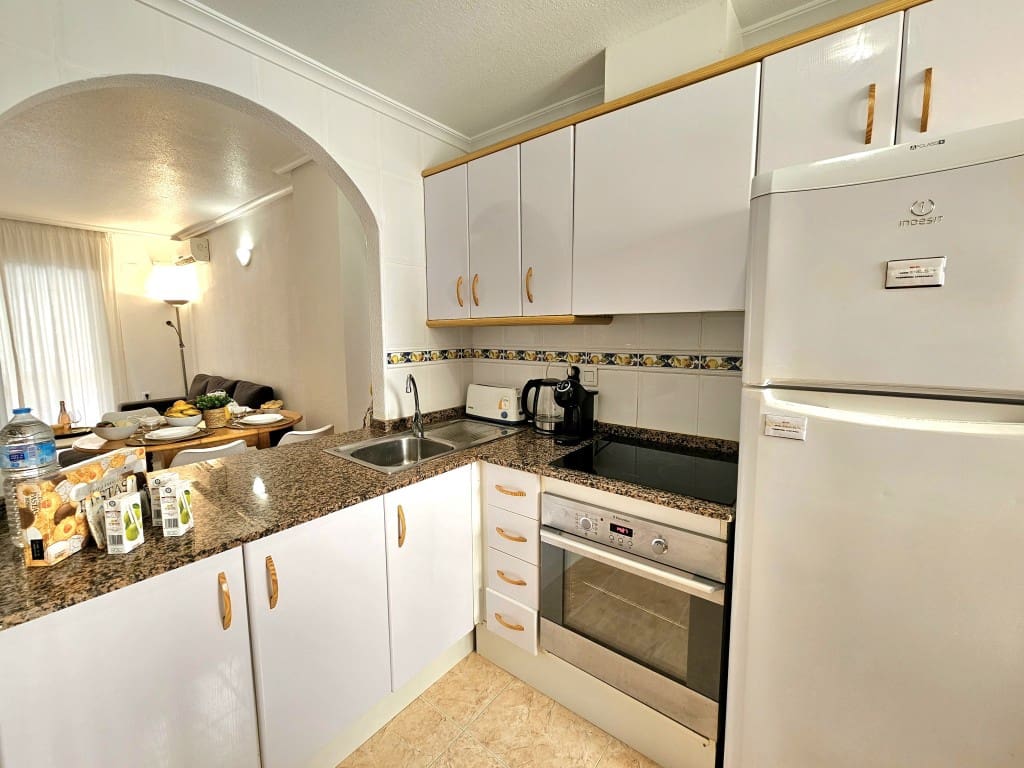 2 slaapkamer Appartement te huur in Torrevieja met zwembad - € 800 (Ref: 9530181)