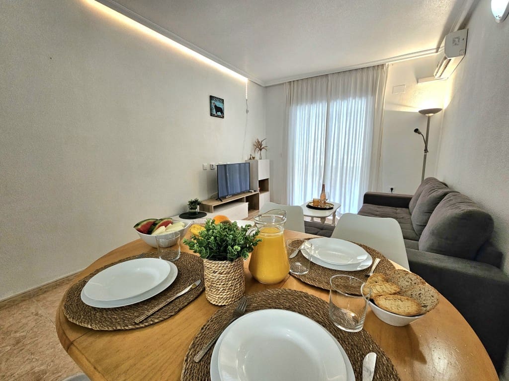 2 slaapkamer Appartement te huur in Torrevieja met zwembad - € 800 (Ref: 9530181)