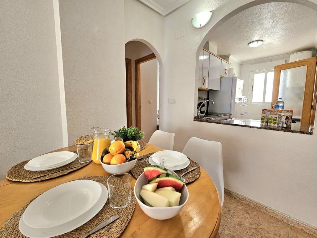 2 slaapkamer Appartement te huur in Torrevieja met zwembad - € 800 (Ref: 9530181)