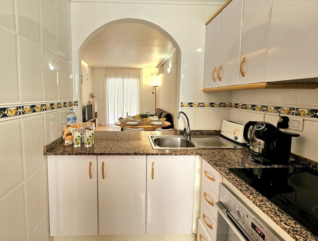 2 slaapkamer Appartement te huur in Torrevieja met zwembad - € 800 (Ref: 9530181)