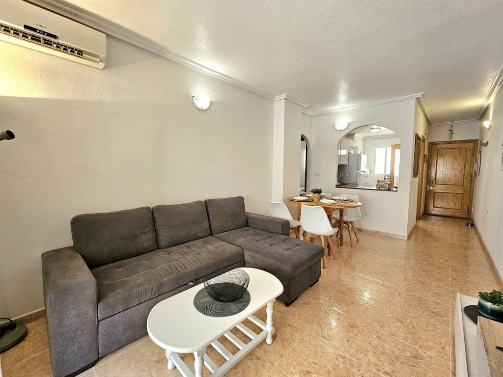 2 slaapkamer Appartement te huur in Torrevieja met zwembad - € 800 (Ref: 9530181)