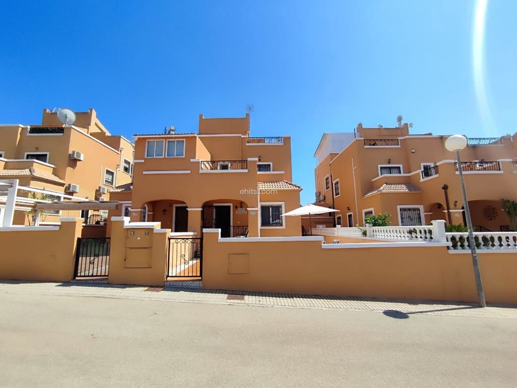 3 soverom Hus til salgs i Torrevieja med svømmebasseng - € 215 000 (Ref: 9758710)