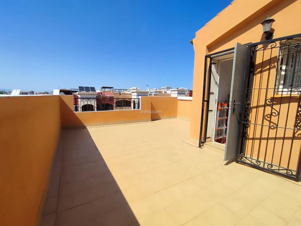 3 soverom Hus til salgs i Torrevieja med svømmebasseng - € 215 000 (Ref: 9758710)