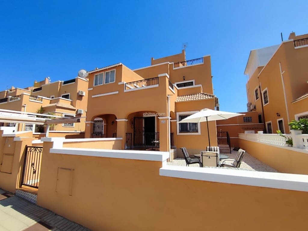 3 soverom Hus til salgs i Torrevieja med svømmebasseng - € 215 000 (Ref: 9758710)