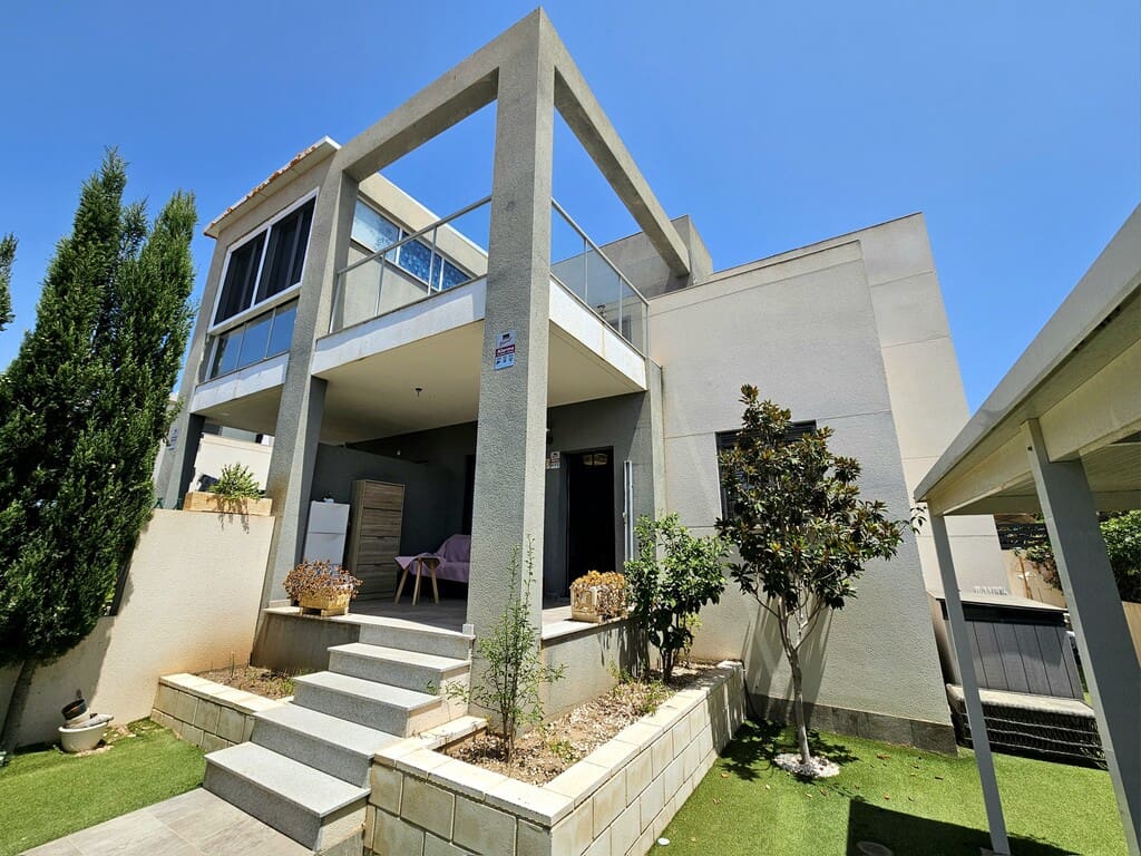 3 slaapkamer Halfvrijstaande villa te koop in Torrevieja met zwembad garage - € 320.000 (Ref: 9957605)