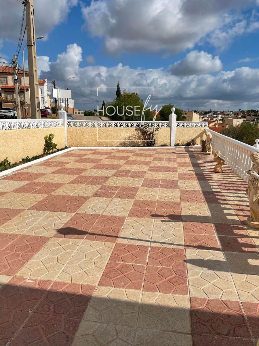 4 bedroom Villa for sale in San Fulgencio with pool - € 360,000 (Ref: 8596130)