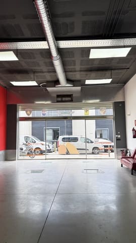 Comercial para venda em Puerto Banus, Marbella com garagem - 670 000 € (Ref: 8972023)