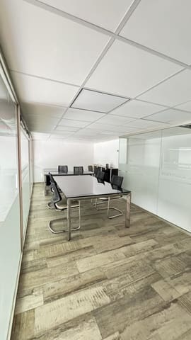 Comercial para venda em Puerto Banus, Marbella com garagem - 670 000 € (Ref: 8972023)