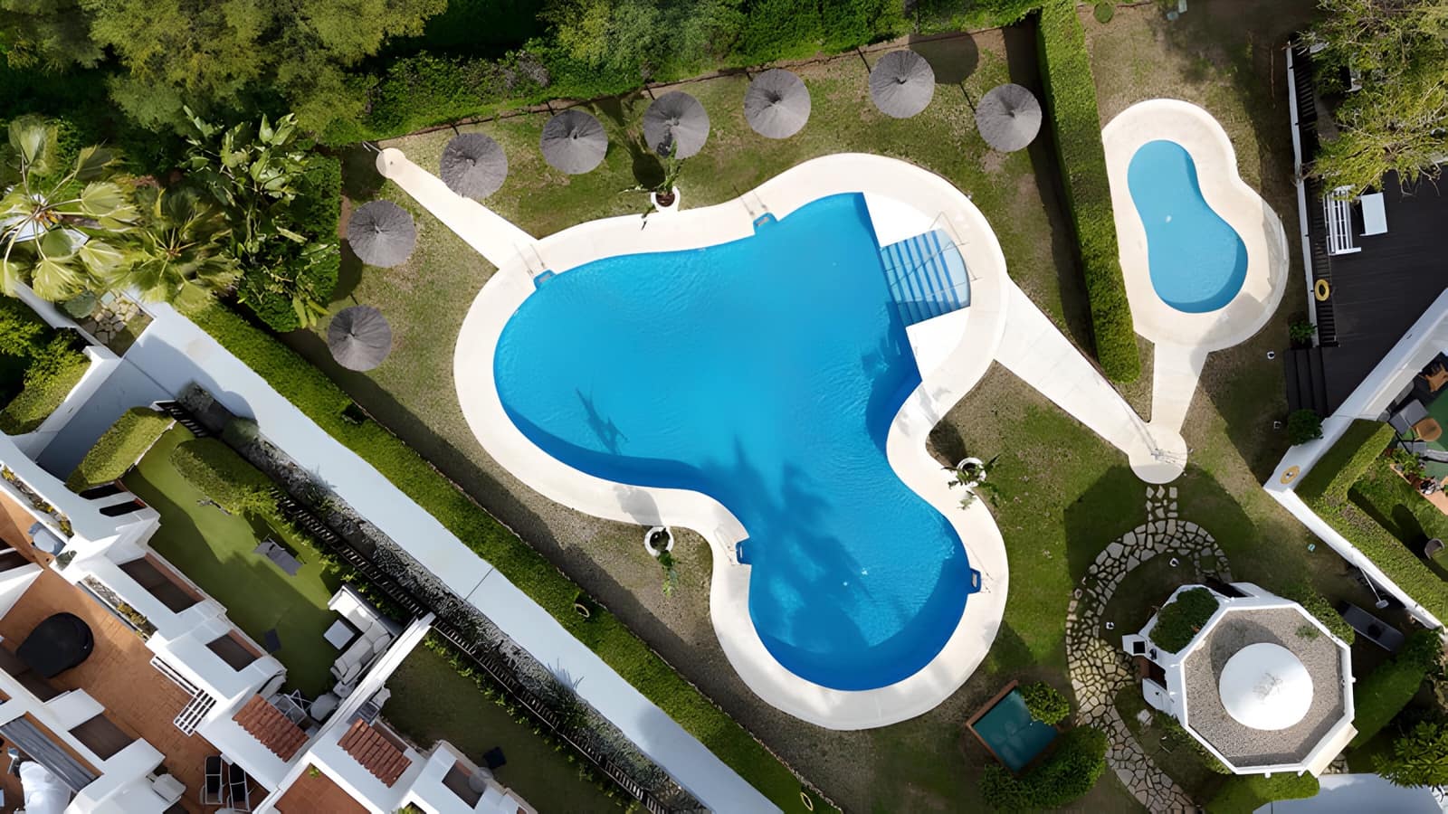 2 bedroom Apartment for sale in Estepona with pool garage - € 360,000 (Ref: 8975915)