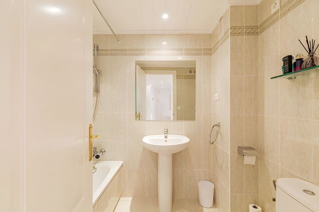 2 makuuhuone Huoneisto myytävänä paikassa Los Arqueros, Benahavís mukana uima-altaan 
autotalli - 359 000 € (Ref: 8975916)