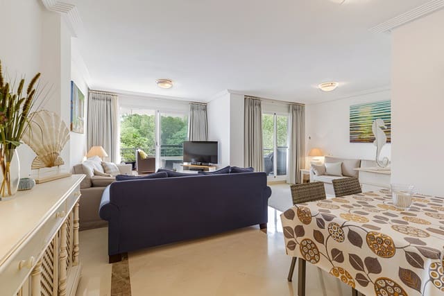 2 makuuhuone Huoneisto myytävänä paikassa Los Arqueros, Benahavís mukana uima-altaan 
autotalli - 359 000 € (Ref: 8975916)