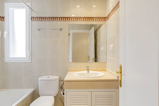 2 makuuhuone Huoneisto myytävänä paikassa Los Arqueros, Benahavís mukana uima-altaan 
autotalli - 359 000 € (Ref: 8975916)