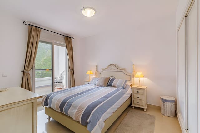 2 makuuhuone Huoneisto myytävänä paikassa Los Arqueros, Benahavís mukana uima-altaan 
autotalli - 359 000 € (Ref: 8975916)