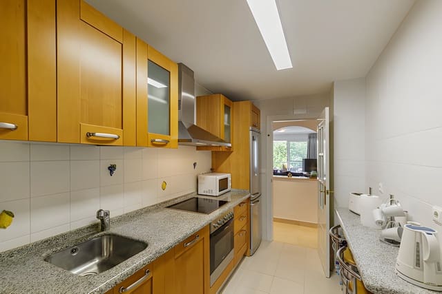 2 makuuhuone Huoneisto myytävänä paikassa Los Arqueros, Benahavís mukana uima-altaan 
autotalli - 359 000 € (Ref: 8975916)