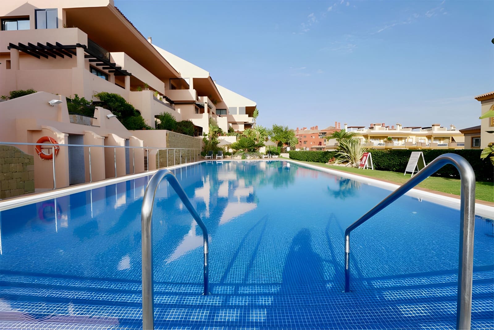 2 makuuhuone Huoneisto myytävänä paikassa Calahonda mukana uima-altaan 
autotalli - 349 000 € (Ref: 8975921)