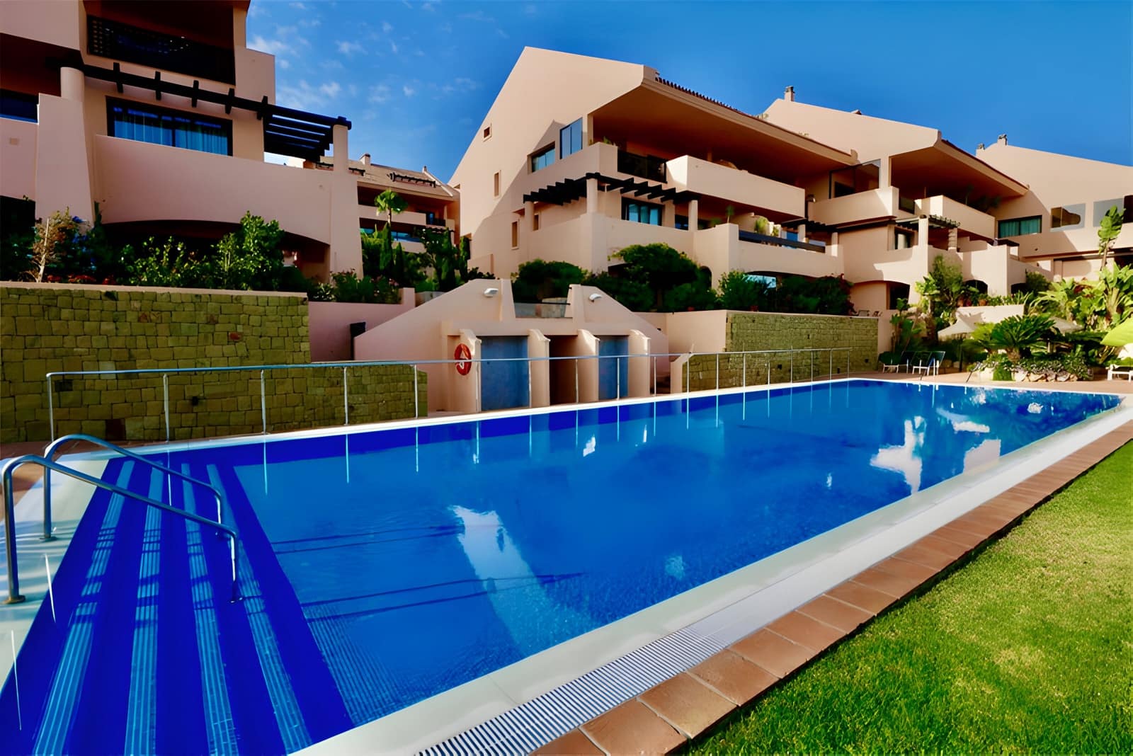 2 makuuhuone Huoneisto myytävänä paikassa Calahonda mukana uima-altaan 
autotalli - 349 000 € (Ref: 8975921)