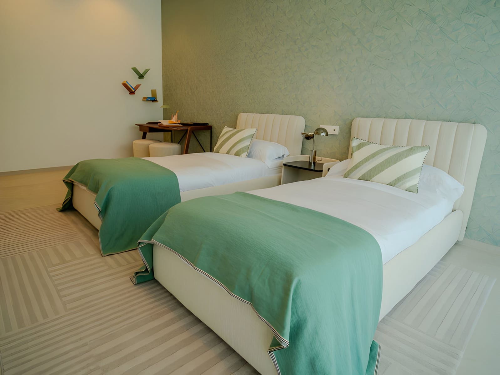 6 bedroom Villa for sale in Benahavis with pool garage - € 3,350,000 (Ref: 8978985)