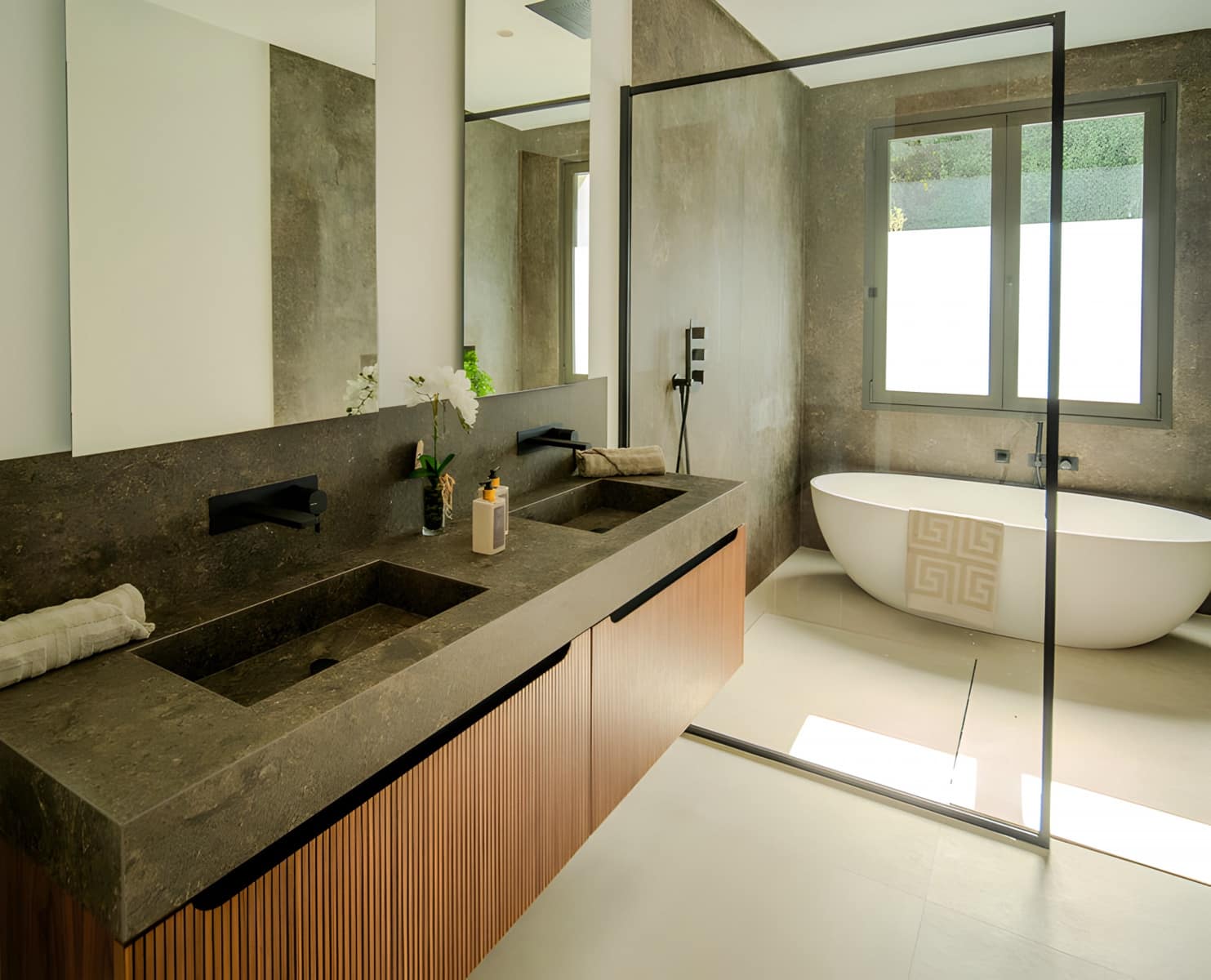 6 bedroom Villa for sale in Benahavis with pool garage - € 3,350,000 (Ref: 8978985)