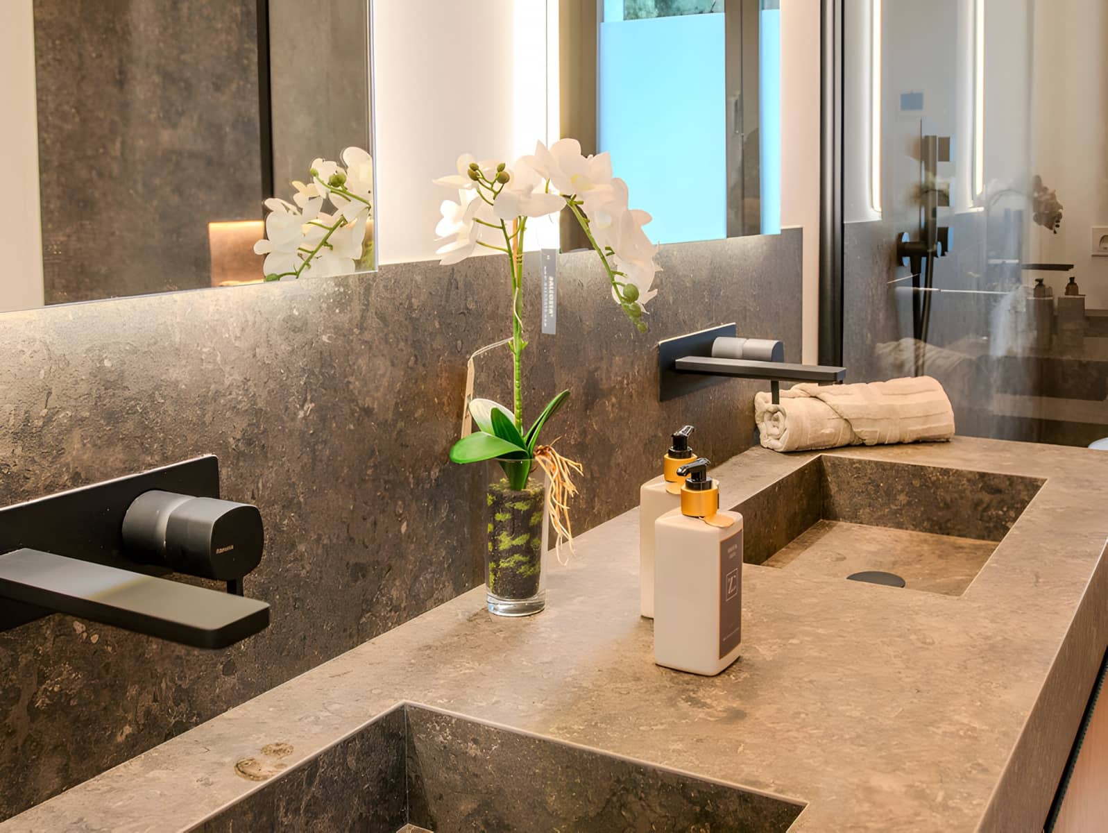 6 bedroom Villa for sale in Benahavis with pool garage - € 3,350,000 (Ref: 8978985)