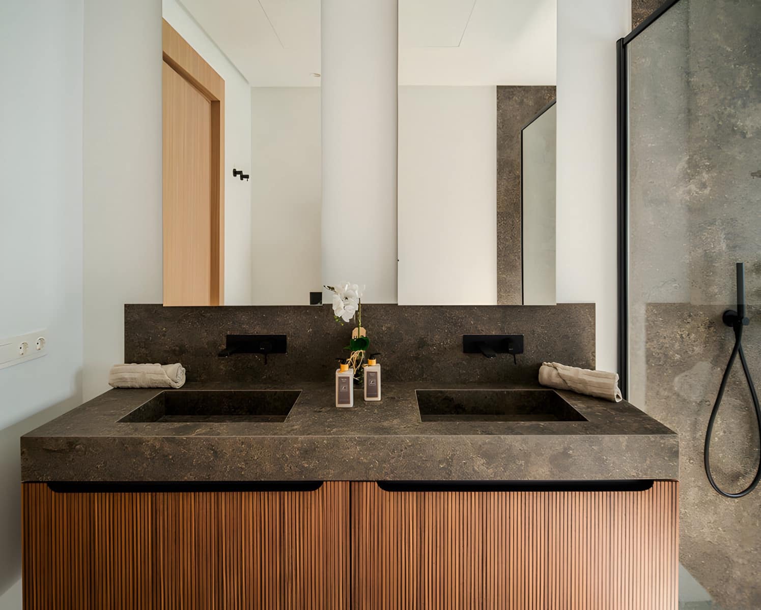 6 bedroom Villa for sale in Benahavis with pool garage - € 3,350,000 (Ref: 8978985)