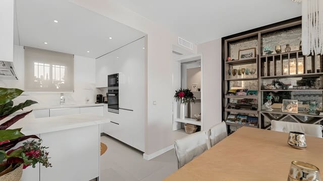 3 sypialnia Penthouse na sprzedaż w Marbella z basenem - 2 895 000 € (Ref: 8978986)