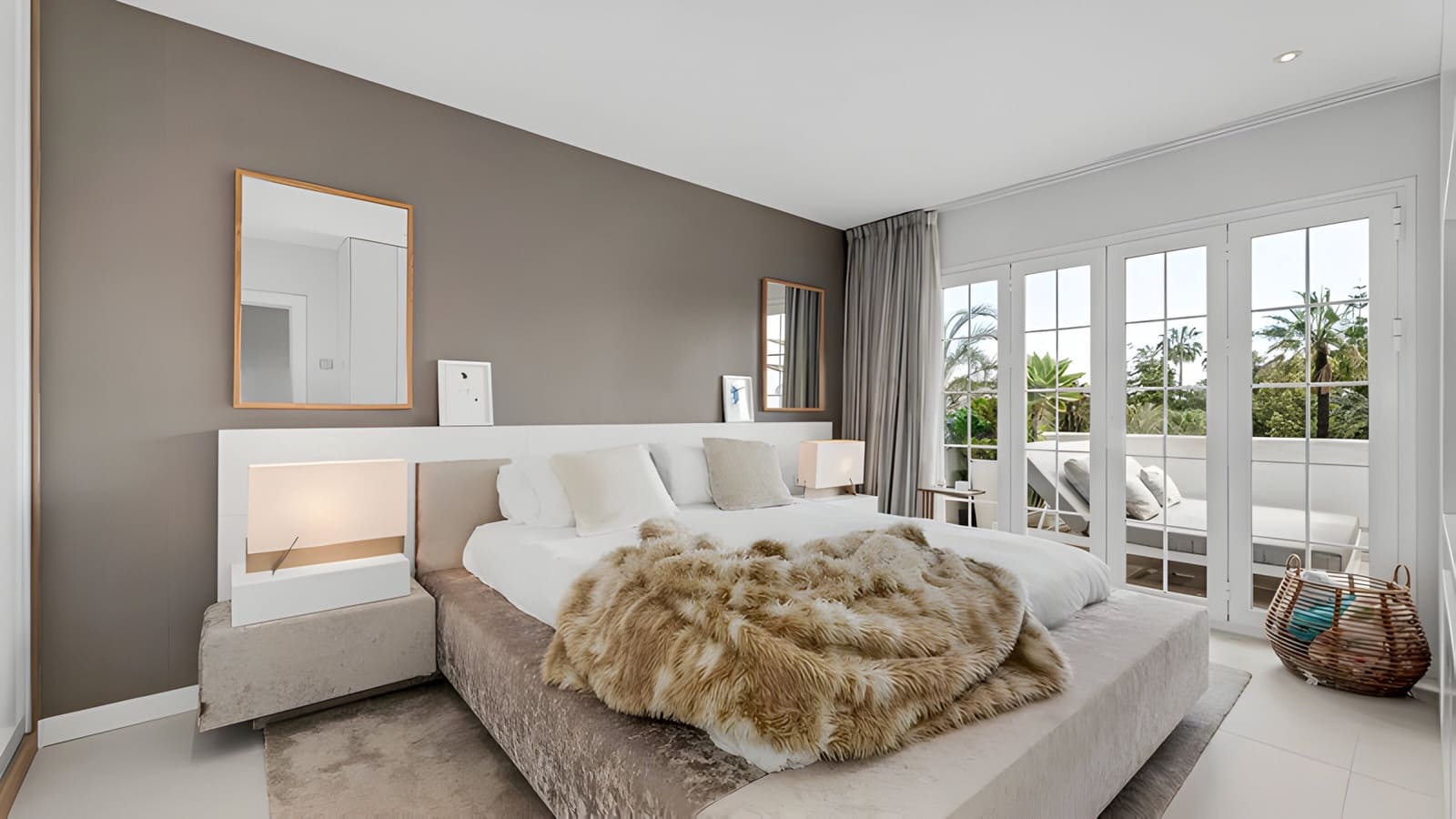 3 bedroom Penthouse for sale in Marbella with pool - € 2,895,000 (Ref: 8978986)