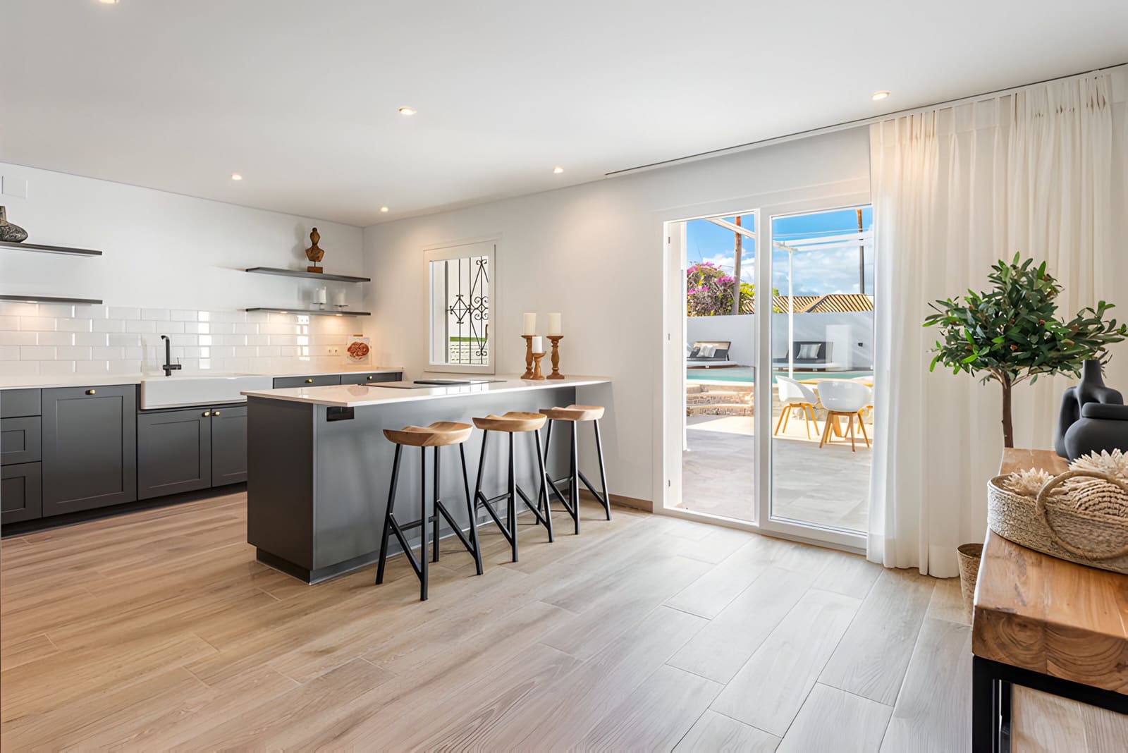 4 slaapkamer Villa te koop in Nueva Andalucia met zwembad garage - € 1.750.000 (Ref: 8978988)