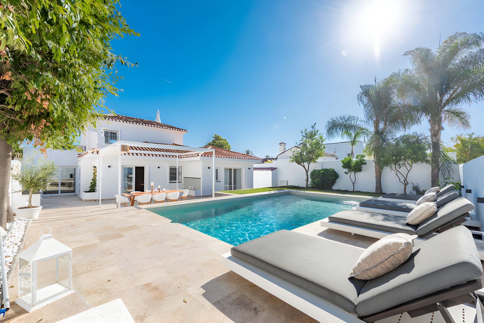 4 slaapkamer Villa te koop in Nueva Andalucia met zwembad garage - € 1.750.000 (Ref: 8978988)