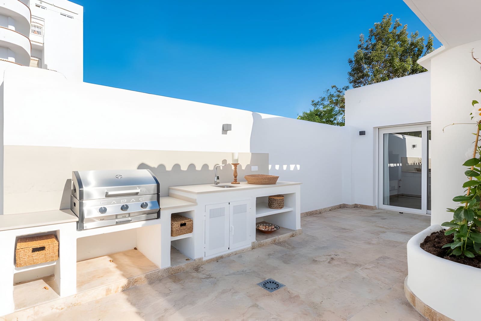 4 slaapkamer Villa te koop in Nueva Andalucia met zwembad garage - € 1.750.000 (Ref: 8978988)