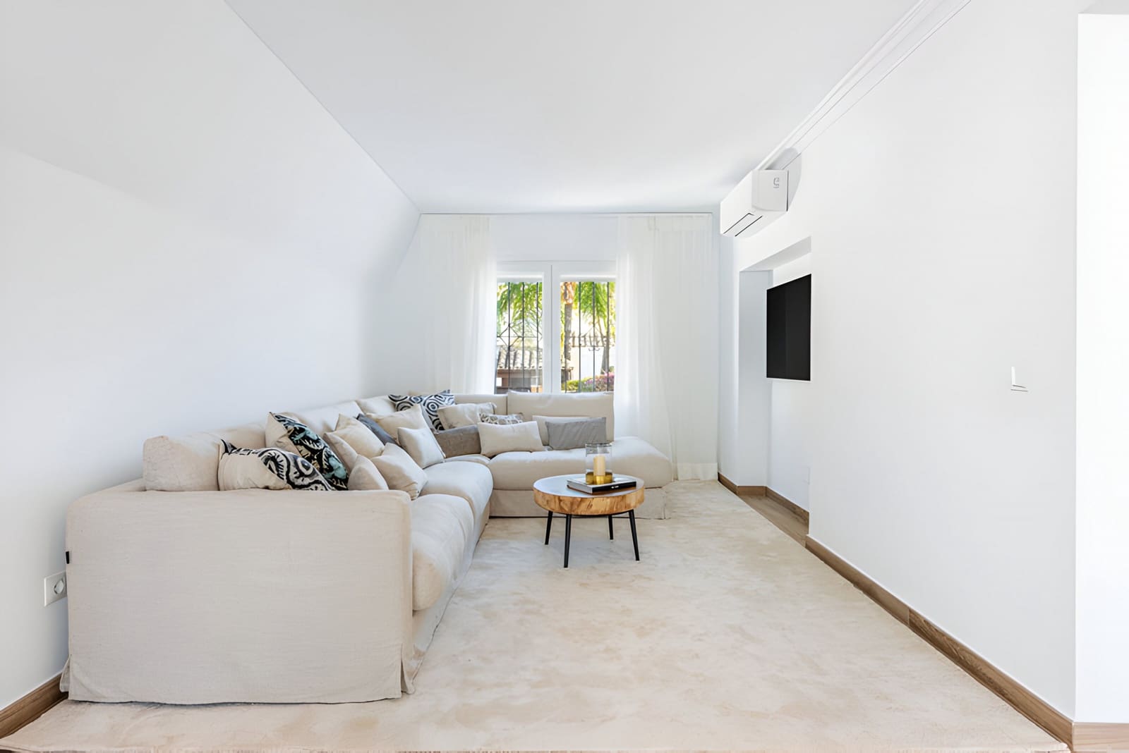 4 slaapkamer Villa te koop in Nueva Andalucia met zwembad garage - € 1.750.000 (Ref: 8978988)