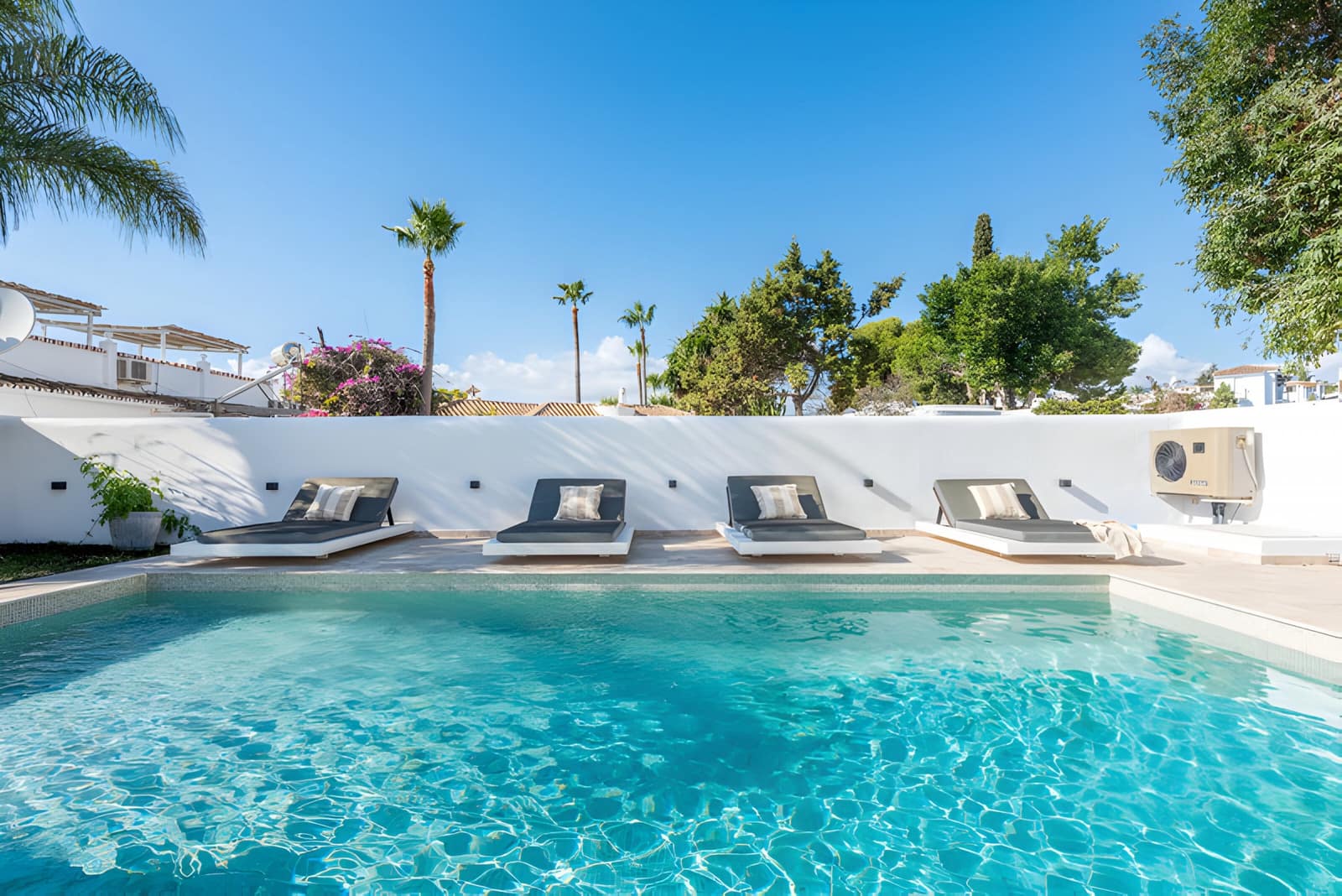 4 slaapkamer Villa te koop in Nueva Andalucia met zwembad garage - € 1.750.000 (Ref: 8978988)