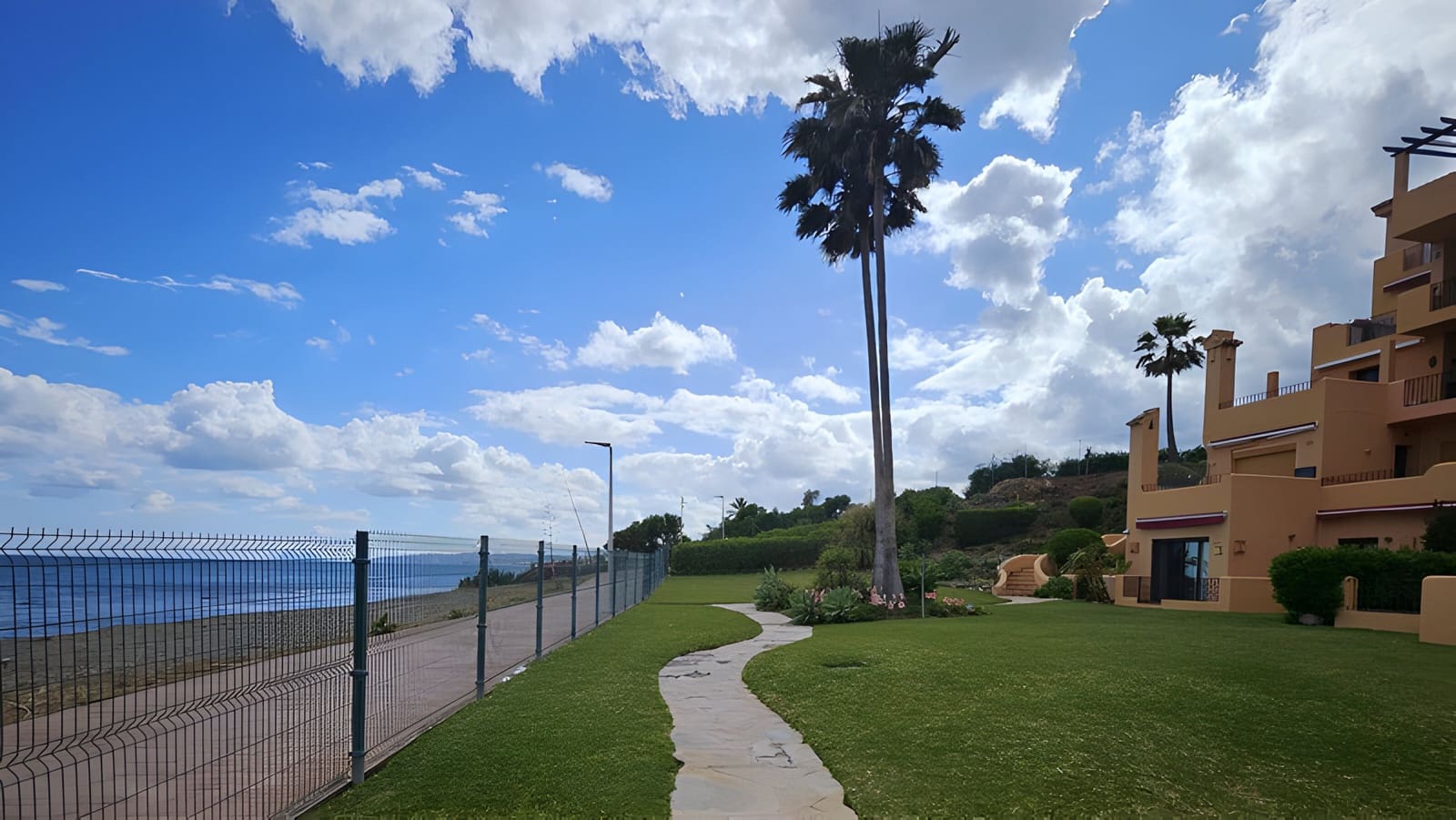 2 bedroom Penthouse for sale in Estepona with pool garage - € 949,000 (Ref: 8978990)