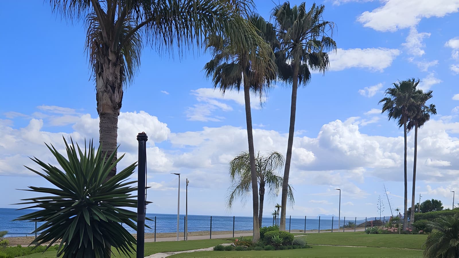 2 bedroom Penthouse for sale in Estepona with pool garage - € 949,000 (Ref: 8978990)