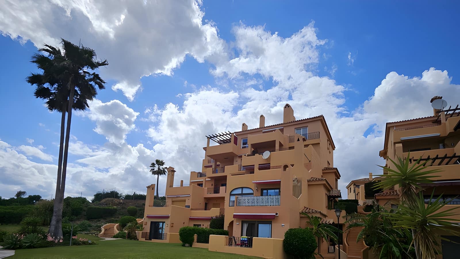 2 bedroom Penthouse for sale in Estepona with pool garage - € 949,000 (Ref: 8978990)