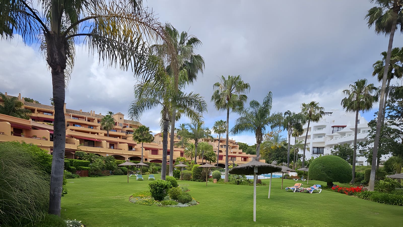 2 bedroom Penthouse for sale in Estepona with pool garage - € 949,000 (Ref: 8978990)