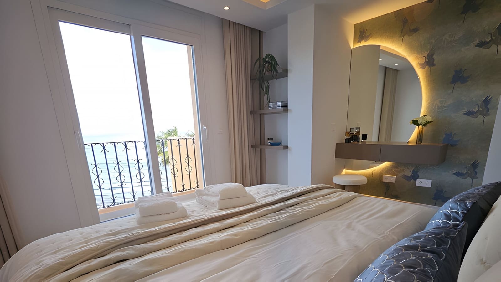 2 bedroom Penthouse for sale in Estepona with pool garage - € 949,000 (Ref: 8978990)