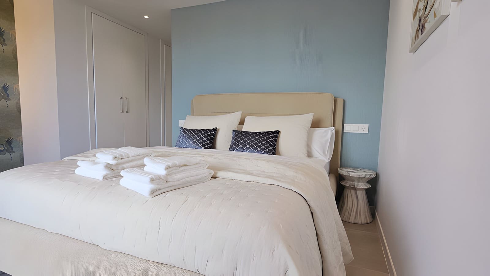 2 bedroom Penthouse for sale in Estepona with pool garage - € 949,000 (Ref: 8978990)