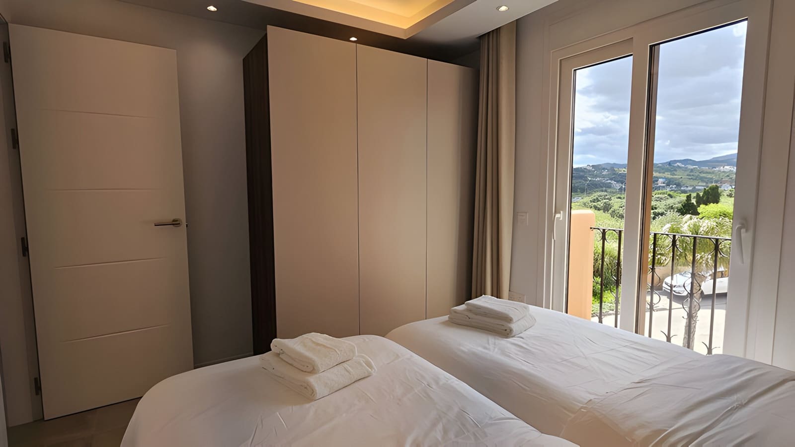 2 bedroom Penthouse for sale in Estepona with pool garage - € 949,000 (Ref: 8978990)