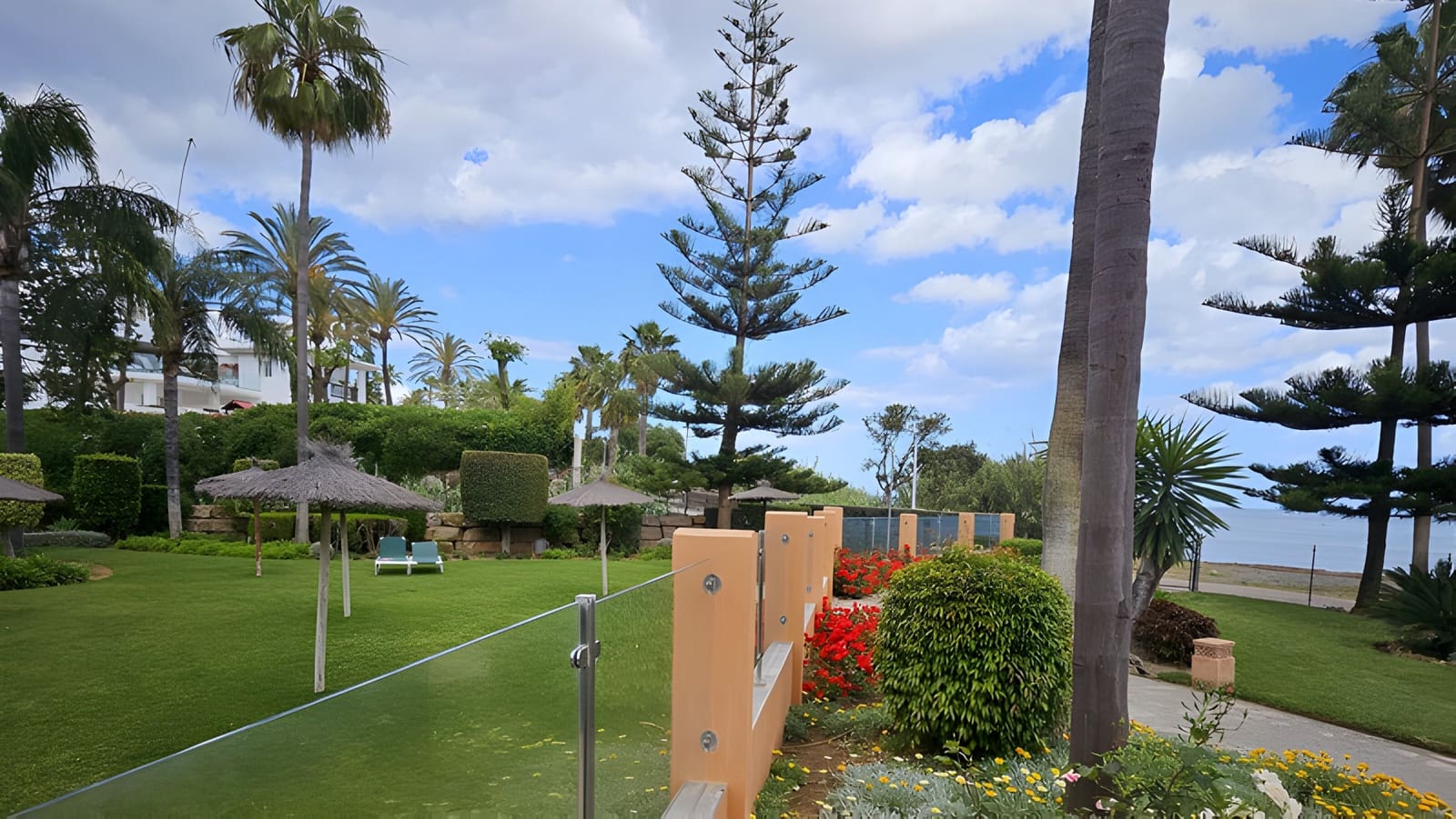 2 bedroom Penthouse for sale in Estepona with pool garage - € 949,000 (Ref: 8978990)