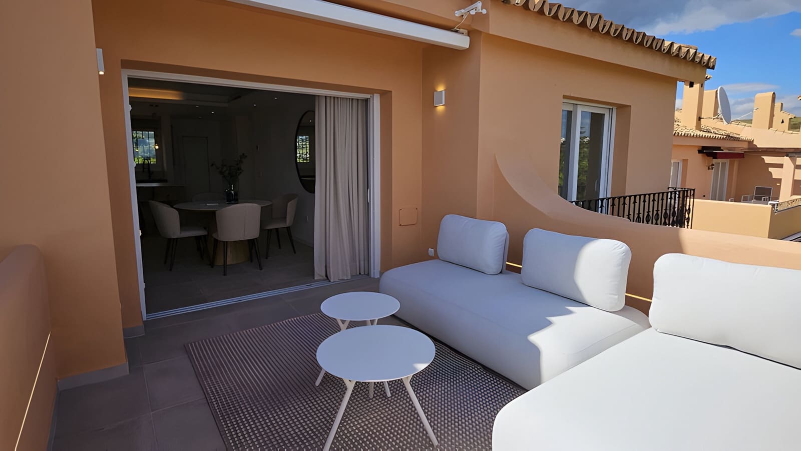 2 bedroom Penthouse for sale in Estepona with pool garage - € 949,000 (Ref: 8978990)