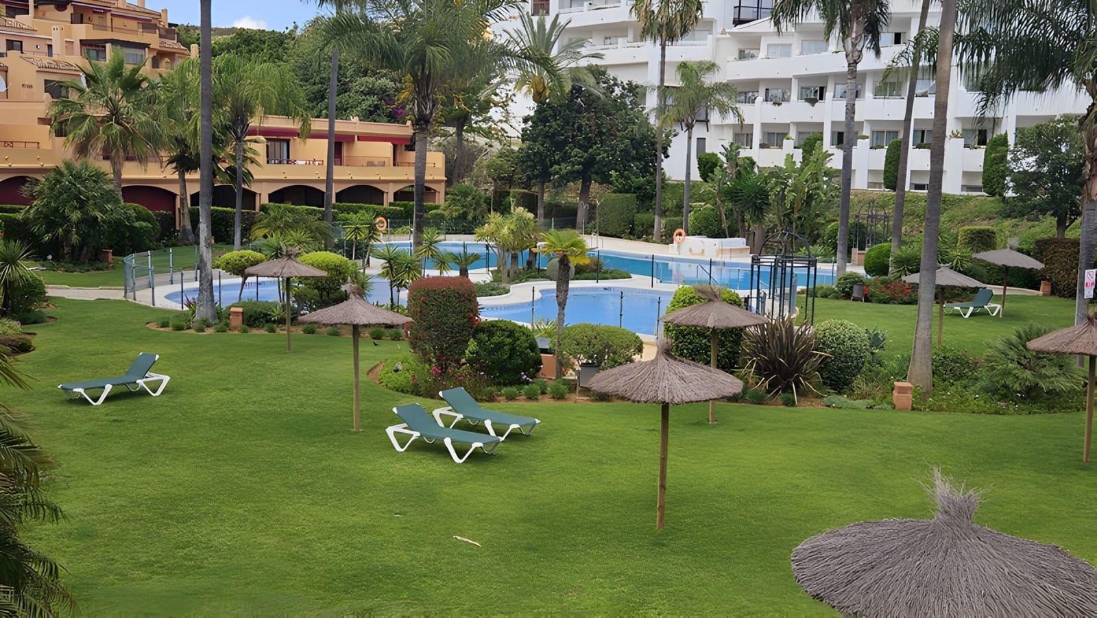 2 bedroom Penthouse for sale in Estepona with pool garage - € 949,000 (Ref: 8978990)