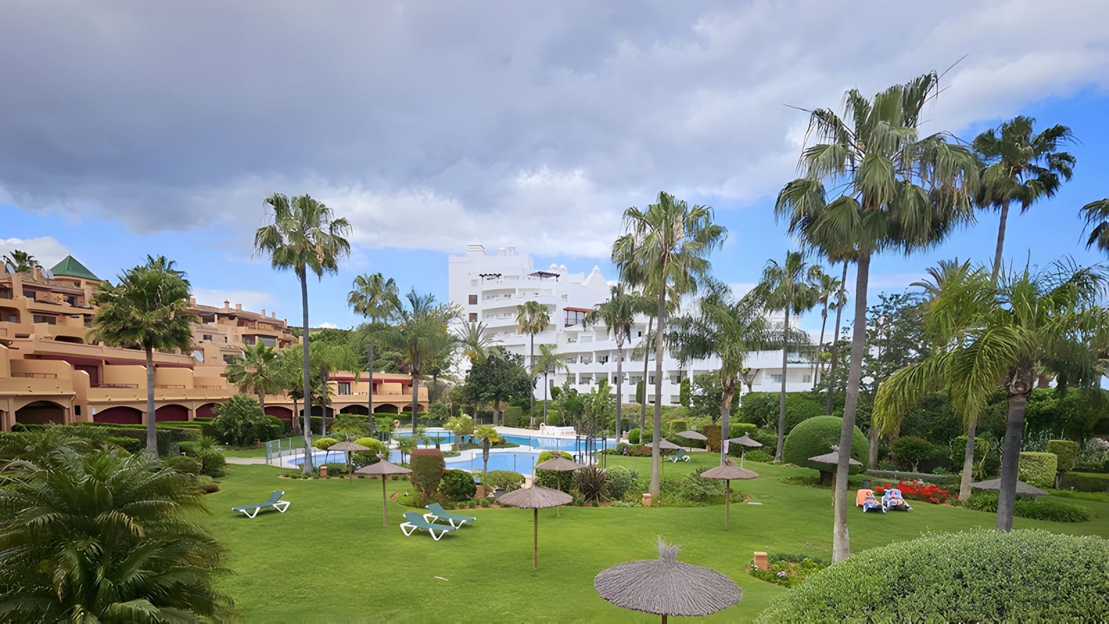 2 bedroom Penthouse for sale in Estepona with pool garage - € 949,000 (Ref: 8978990)