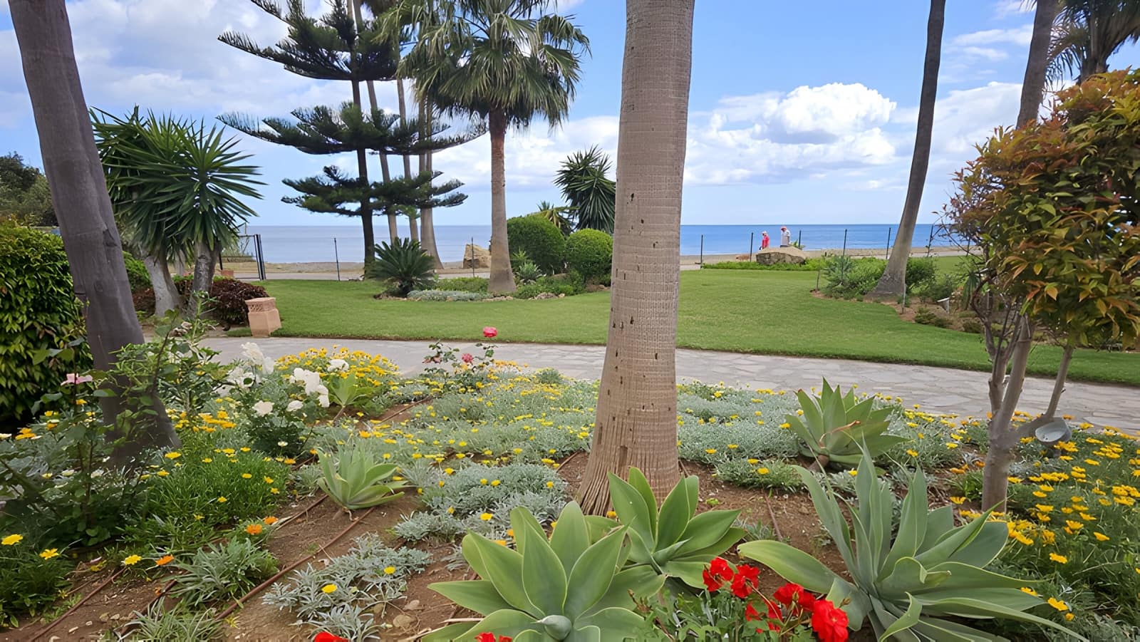 2 bedroom Penthouse for sale in Estepona with pool garage - € 949,000 (Ref: 8978990)